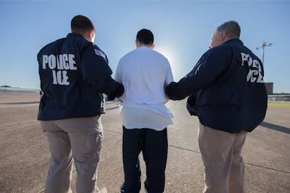 El tribunal de inmigración puede emitir una orden de deportación en ausencia