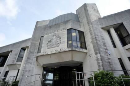 El tribunal de la Corona de Swensea condenó a la mujer a dos años y cuatro meses de prisión por maltrato infantil y negligencia