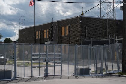 El tribunal determinó que la política de Noem sigue vulnerando la "Sección 527", una restricción presupuestaria que prohíbe el uso de fondos federales para impedir que los legisladores realicen tareas de control institucional en instalaciones del ICE