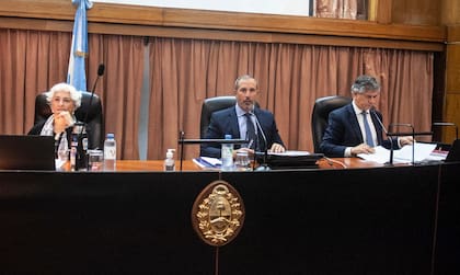 El tribunal TOF 4 compuesto por Guillermo Costabel, Jorge Gorini y María Gabriela López Iñiguez, en el comienzo del juicio por el caso Skanka
