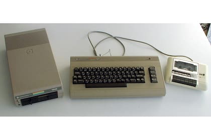 El trío básico: la Commodore 64, la diskettera de 5,25" y la cassettera para cargar programas