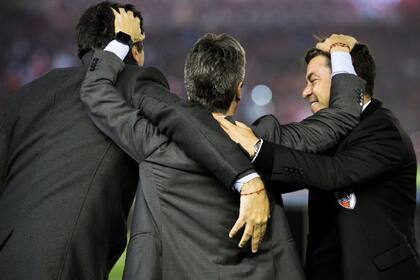 El trío de entrenadores: Buján en el medio, Biscay y Gallardo en los costados.