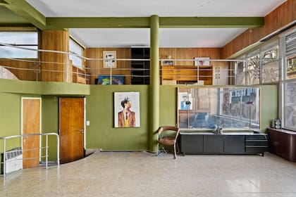 El trío musical alquiló la casa durante ocho meses en 2017 y dice el dueño que la dejaron "detonda"; luego él la puso en condiciones y se mudó con su familia