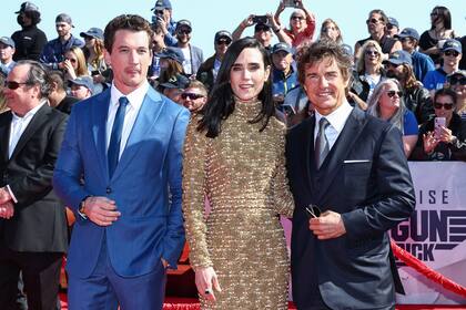 El trío protagónico: Miles Teller, Jennifer Connelly y Tom Cruise