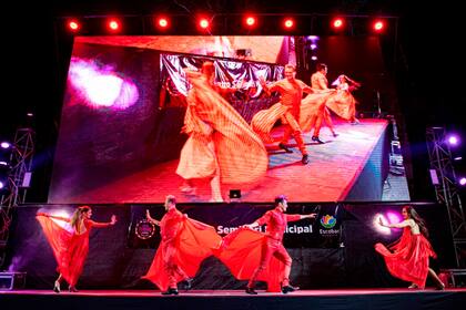 Mañana, el show, ocho artistas en escena para una propuesta en la que los aplausos son bocinazos.