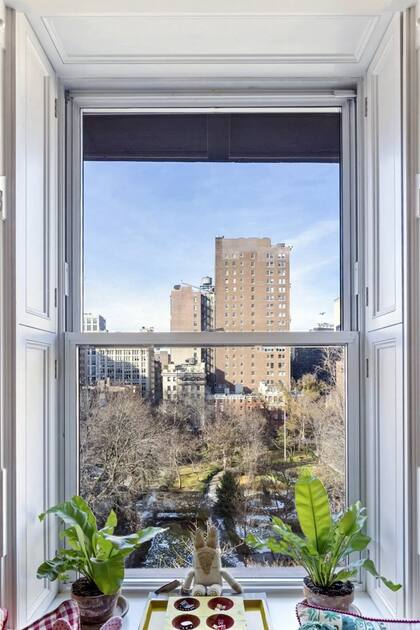 El tríplex cuenta con grandes ventanas y maravillosas vistas. La zona donde se encuentra se caracteriza por su tranquilidad y sus calles arboladas.