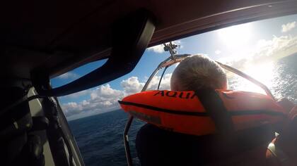 El tripulante del pesquero, ya en el helicóptero de la Prefectura