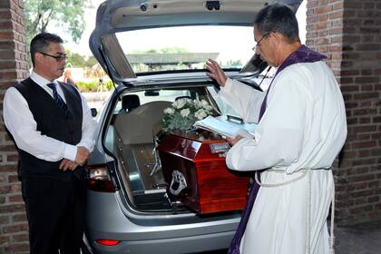 Un último saludo a la actriz por parte de un sacerdote antes de su último descanso