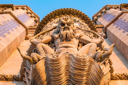 El tritón tallado en el pórtico del palacio.