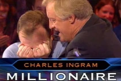 El triunfo que no fue tal: Charles Ingram y Chris Torrent celebran que el primero llegó al final de ¿Quién quiere ser millonario?, aunque no se trató más que de una elaborada estafa