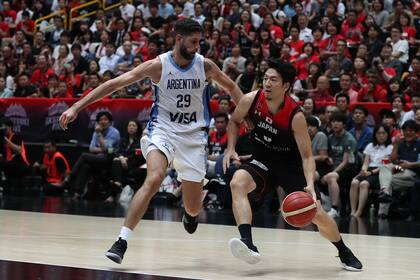 El triunfo sobre Japón fue el único motivo de satisfacción para la Argentina en básquetbol en los Juegos Olímpicos de Tokio; en un amistoso de dos años antes, Garino defiende contra Makoto Hiejima.