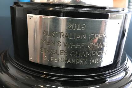 La chapita del trofeo de Australia, con el nombre de Gusti Fernández, flamante campeón
