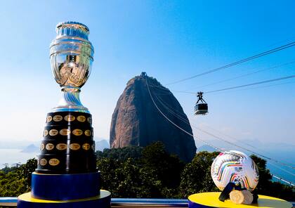 El trofeo de la Copa América preside la imagen, con el Pan de Azúcar al fondo.