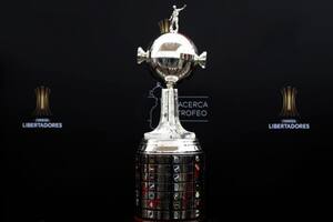 El trofeo de la Copa Libertadores: el último ganador del certamen fue Flamengo, que ya se clasificó a octavos de final
