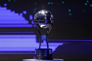 El trofeo de la Copa Sudamericana 2024, que quedará en manos del equipo que se consagre campeón el 23 de noviembre