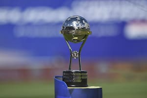 El trofeo de la Copa Sudamericana, que quedará en manos del equipo que se consagre campeón el sábado 23 de noviembre