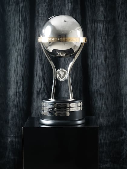 El trofeo de la Copa Sudamericana se pondrá en juego el 21 de noviembre en Barranquilla, sede de la final.
