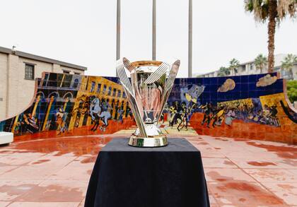 El trofeo de la MLS Cup que se le entrega al campeón de la MLS