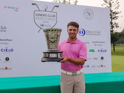 El trofeo de Marcos Montenegro en el Diners Club Perú Open