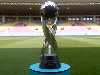 El trofeo del Mundial Sub 17, que levantará el campeón de Qatar 2025