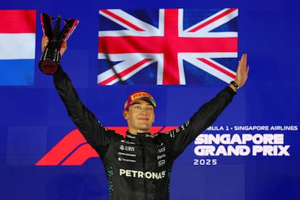 El trofeo en la mano derecha y la alegría de George Russell, brillante vencedor en el circuito de Marina Bay, en Singapur; el británico suma dos triunfos en 2025 y marcha cuarto en el Mundial de Pilotos
