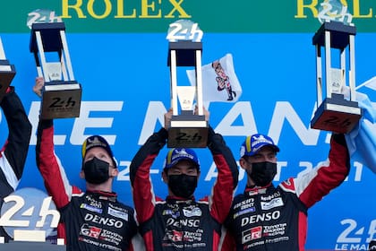 El trofeo individual, el recuerdo eterno para Mike Conway, Kamui Kobayashi y José María Pechito López, ganadores de las 24 Horas de Le Mans 2021