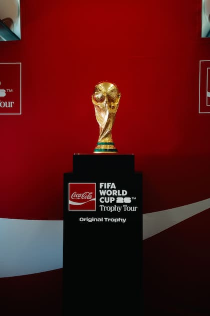 El trofeo original del Mundial, llegado desde Suiza, exhibido en Buenos Aires por Coca-Cola