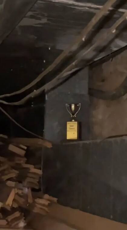 El trofeo que encontró en la propiedad