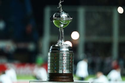 El trofeo restaurado; la base ya es muy alta en comparación con la copa estrictamente dicha.