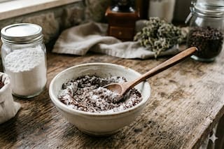 El truco casero con café y bicarbonato para limpiar la cocina de forma eficiente