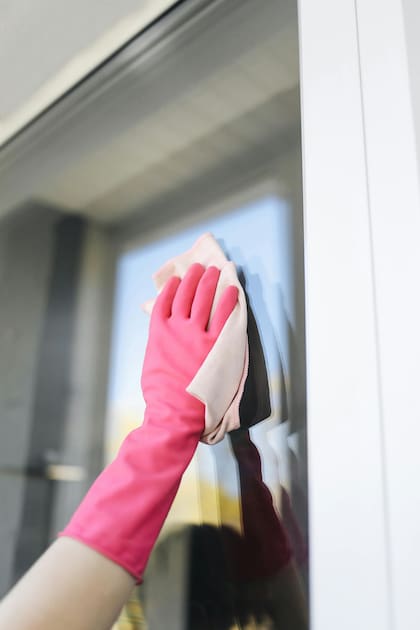 El truco casero para limpiar los vidrios de las ventanas de forma fácil y rápida