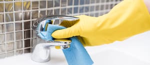 El truco con papel manteca que recomiendan los expertos para limpiar las canillas