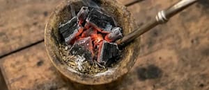 El truco de la brasa dentro del mate: cuál es su beneficio y por qué recomiendan hacerlo