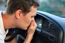 El truco desconocido para eliminar los olores del auto con un elemento insólito de la casa