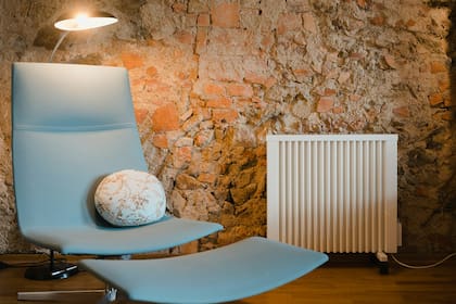 El truco es sencillo: colocar papel de aluminio detrás de los artefactos que irradian calor (Unsplash)