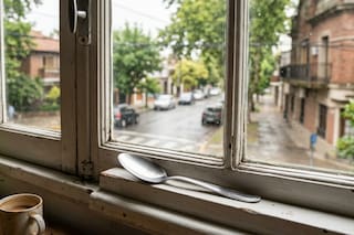 El truco infalible de la cuchara en la ventana que promete terminar con la humedad del hogar