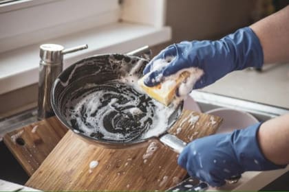 El truco para dejar reluciente tu sartén en tan solo 10 minutos