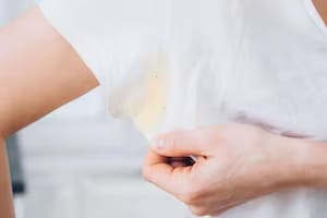 El truco para ponerle fin a las manchas amarillas en las remeras blancas