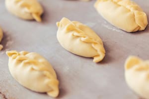 El truco sencillo para evitar que las empanadas se peguen en la bandeja durante la cocción