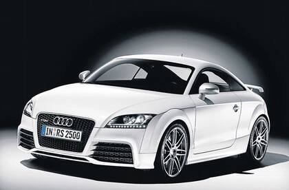 En foto, el Audi TT RS, una variante del clásico de la firma