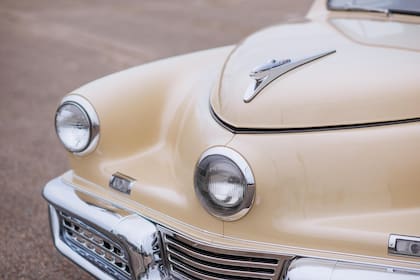 El Tucker 48 incorporó un tercer faro central conocido como “Cyclops Eye”, que giraba junto a las ruedas delanteras para mejorar la iluminación en curvas cerradas