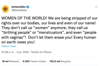 El tuit de la actriz Bette Midler que generó polémica y por el que la llaman transfóbica
