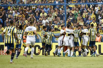 El tumulto que se formó en el área de Boca entre futbolistas de ambos equipos