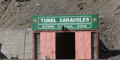 El túnel Caracoles será ampliado mediante re-excavación hasta obtener una anchura de 10 metros y una altura de unos 8 metros.