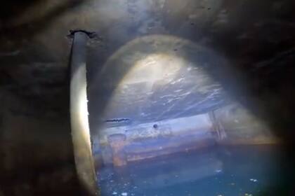 El túnel es una especie de habitación llena de agua por su conexión con un río cercano