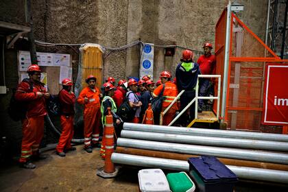 Los trabajadores esperan para subir a la superficie, tras 8 horas debajo del río