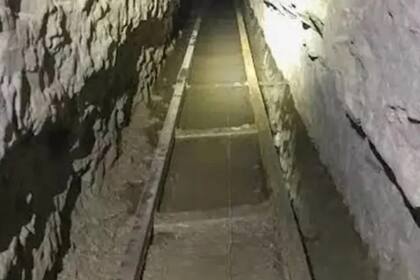 El túnel tiene vías férreas