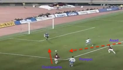 El Turco Asad presiona el pase atrás de Costacurta al arquero Rossi; así empieza la acción del 2-0 de Vélez a Milan en la Intercontinental 94