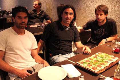 El Turco en su restaurante, junto a Placente y Garcé, dos de sus amigos y socios