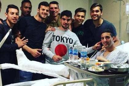 Ezequiel Ham con sus amigos; en los próximos días comenzará la recuperación